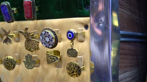 anillos de joyería de estilo egipcio que se venden para turistas en el mercado khan en el cairo, egipto