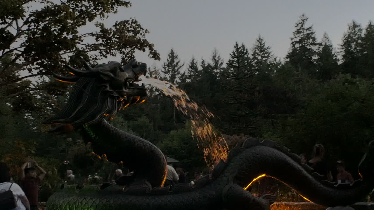 입에서 물이 흐르는 중국 용 분수의 회전 전망