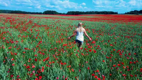 Joven-Rubia-Camina-Por-Un-Campo-De-Amapolas-Sintiéndose-Feliz