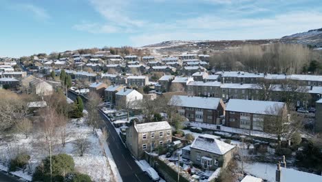 Frío-Invierno-Nevado-Vista-Aérea-Cinematográfica-Paisaje-Urbano-Paisaje-Urbano-Con-Techos-Cubiertos-De-Nieve-Panorama-4k-Marsden-Village-West-Yorkshire,-Endland