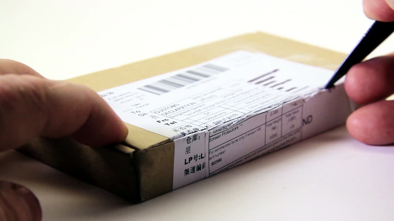 la apertura del paquete con un cuchillo