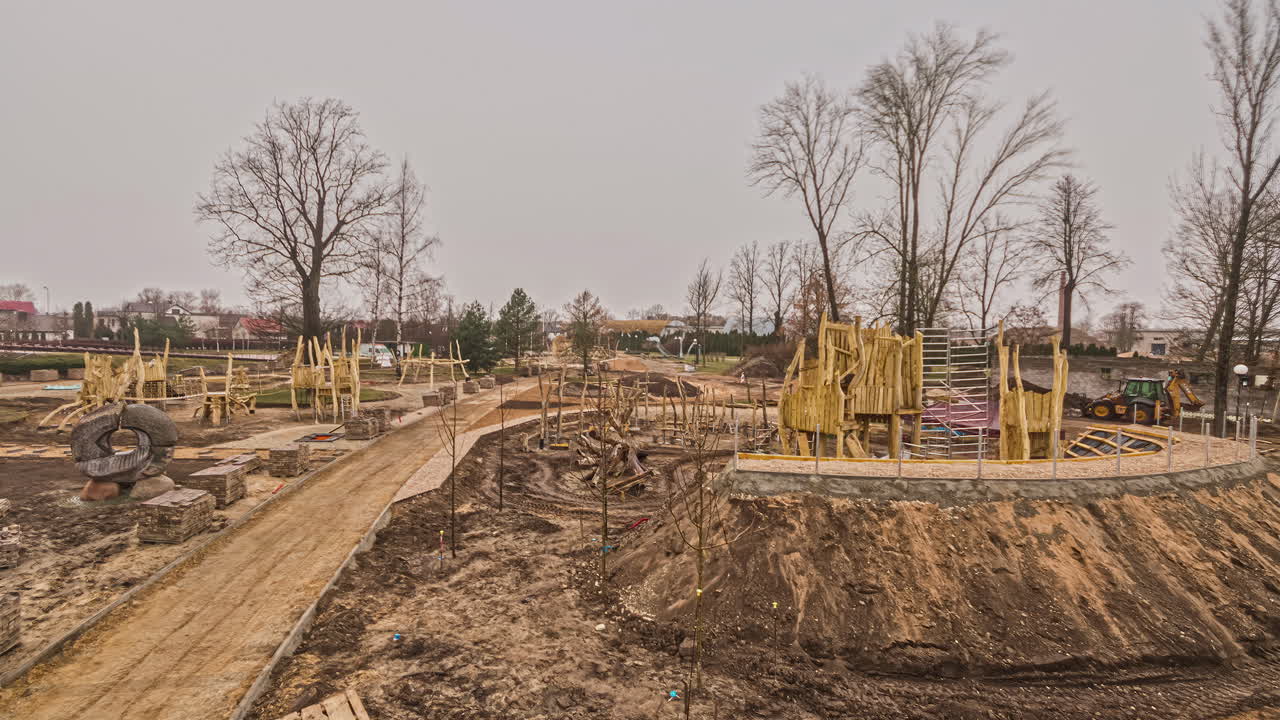lapso de tiempo de un parque de la ciudad desde el invierno hasta el paisajismo en la primavera