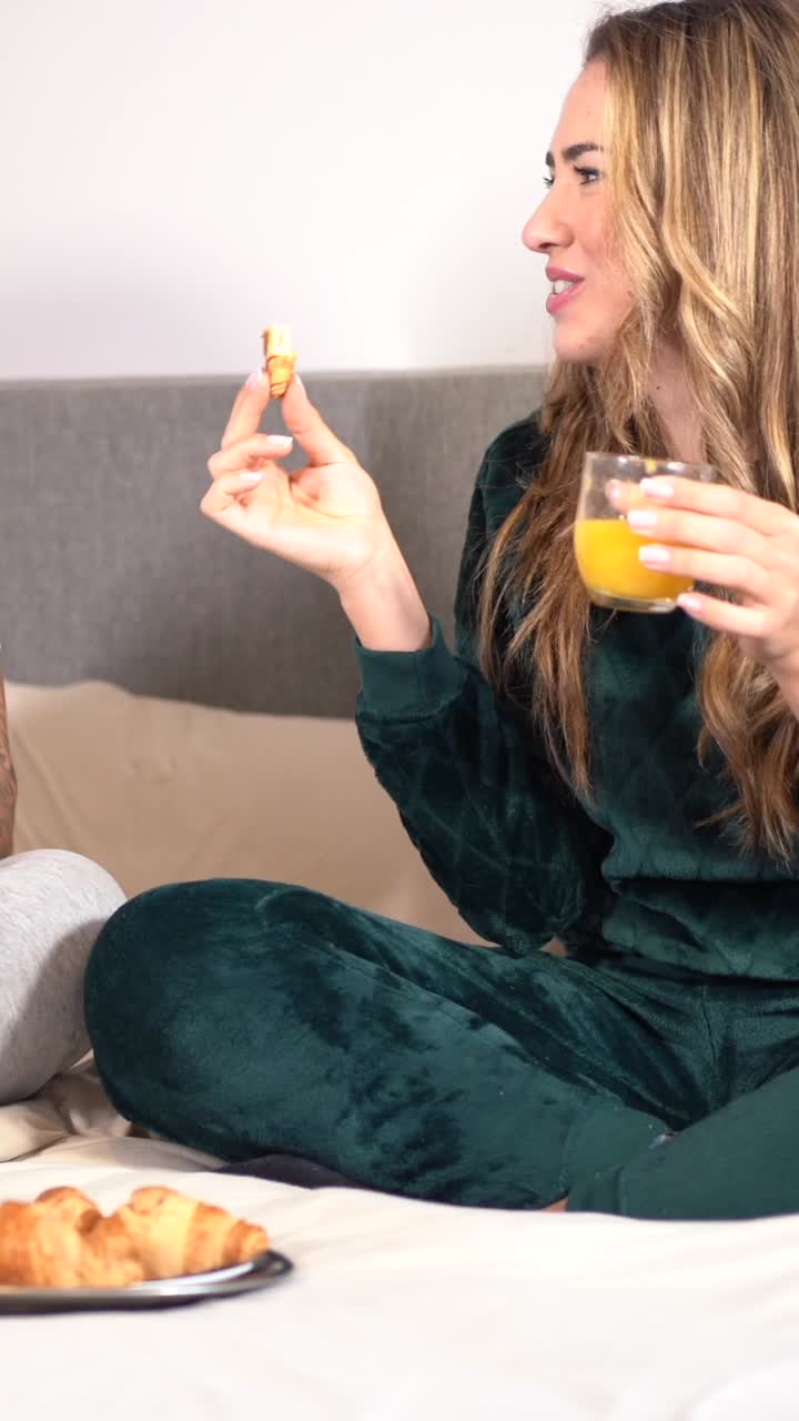 침대에서 아침 식사를 하는 부부