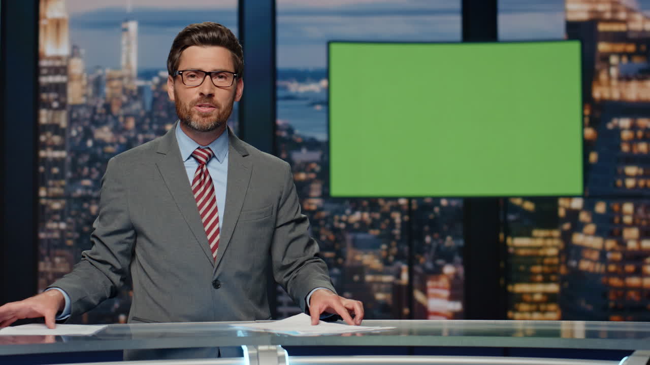 전문적인 텔레비전 진행자 저녁 뉴스 방송을 끝내는 현대적인 스튜디오