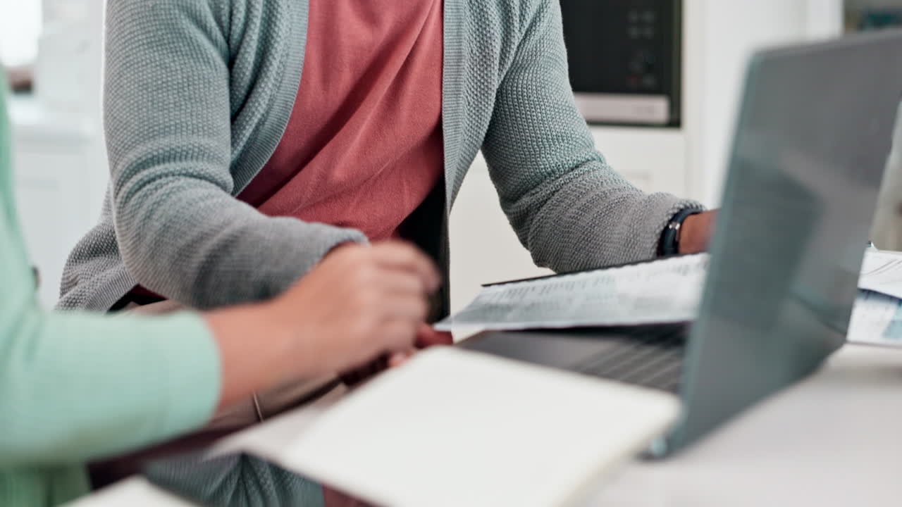 computadora portátil, deuda y pareja en la cocina con hipoteca