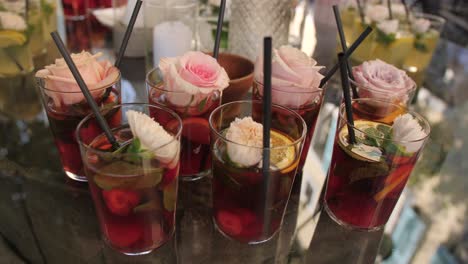 Mocktailgetränk-Mit-Blumendekoration-Auf-Dem-Tisch,-Nahaufnahme-Neben-Dem-Dolly,-Schicker-Empfang