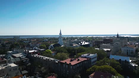una toma de un dron que muestra la iglesia de san miguel en el centro de charleston