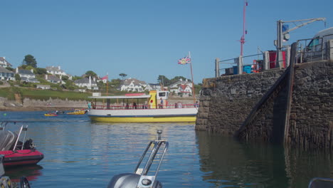 shuttle-boot am hafen in st. mawes village, südküste von cornwall, vereinigtes königreich