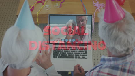 animación de texto de distanciamiento social sobre una pareja de ancianos con sombreros de fiesta usando una computadora portátil en una videollamada