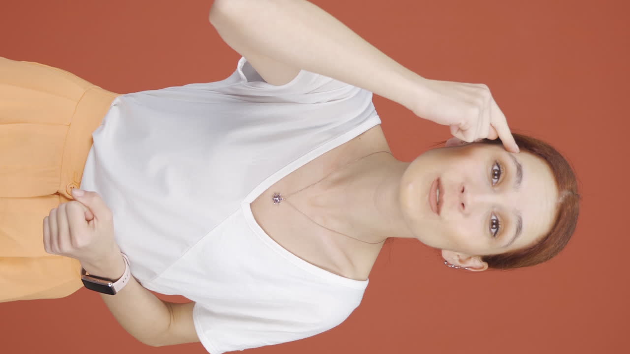 카메라에 동기 부여 연설을 하는 여성의 수직 비디오.