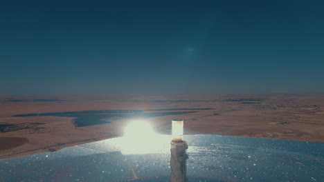la torre de energía solar enfocó la luz del sol para los espejos móviles en el desierto en un día despejado: cierre el carro de drones en la toma