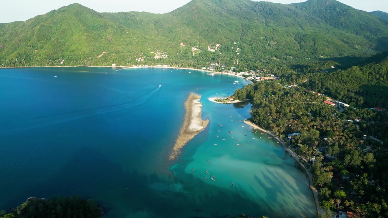 Phong cảnh đảo từ drone trên không với nước biển màu ngọc lam và những ngọn núi xanh của Koh Phangan, Thái Lan.