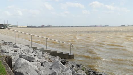 Olas-En-El-Río-Mississippi-Durante-Aviso-De-Viento