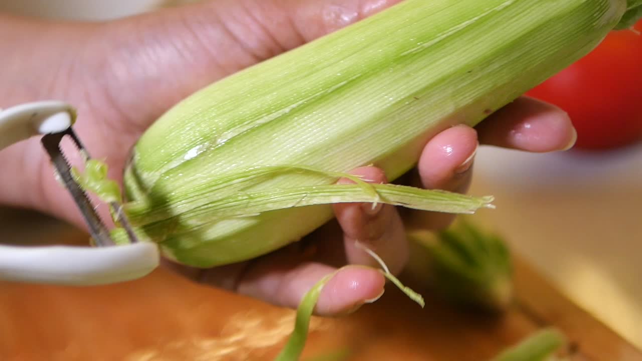 pelando un calabacín