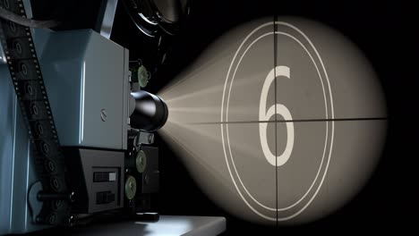 proyector de cine contra pantalla de cine y rayos de luz proyectado video