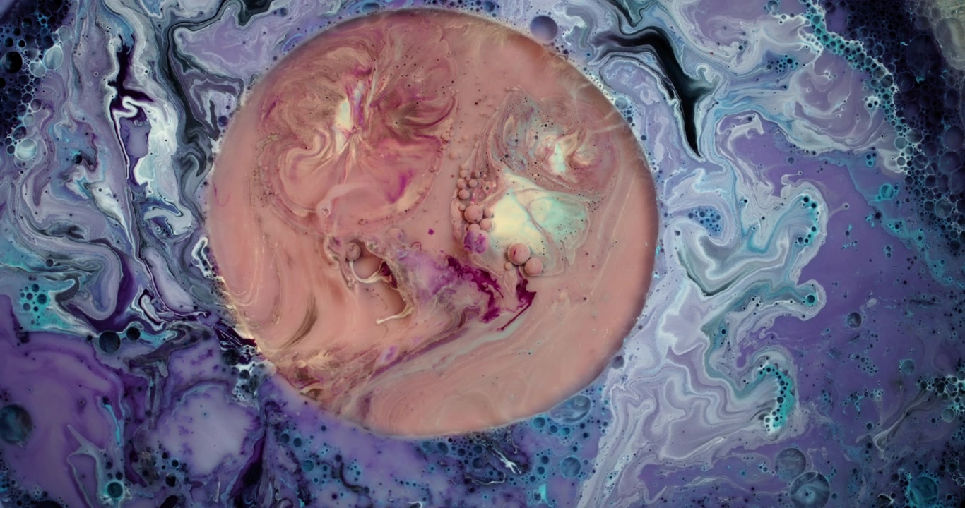 Grande cerchio rosa circondato da colori vorticosi. Colori liquidi astratti in macro