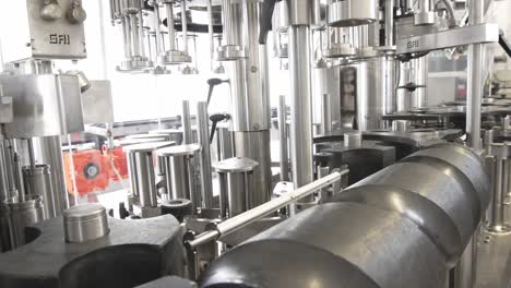 componentes de máquinas móviles de embotellado y etiquetado de vino que se prueban sin botellas