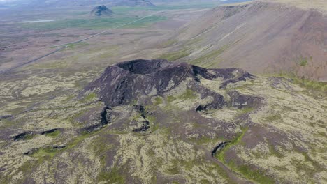 Toma-Aérea-En-órbita-Del-Tremendo-Volcán-Islandés-Sto-Ra-Eldborg-En-La-Isla-De-Islandia-Durante-El-Verano