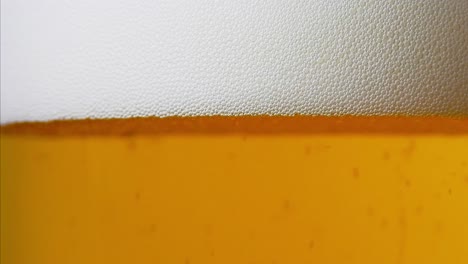 burbujas de cerveza formando espuma maravillosamente en primer plano