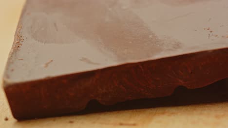 macro dolly de un pedazo roto de tableta de chocolate