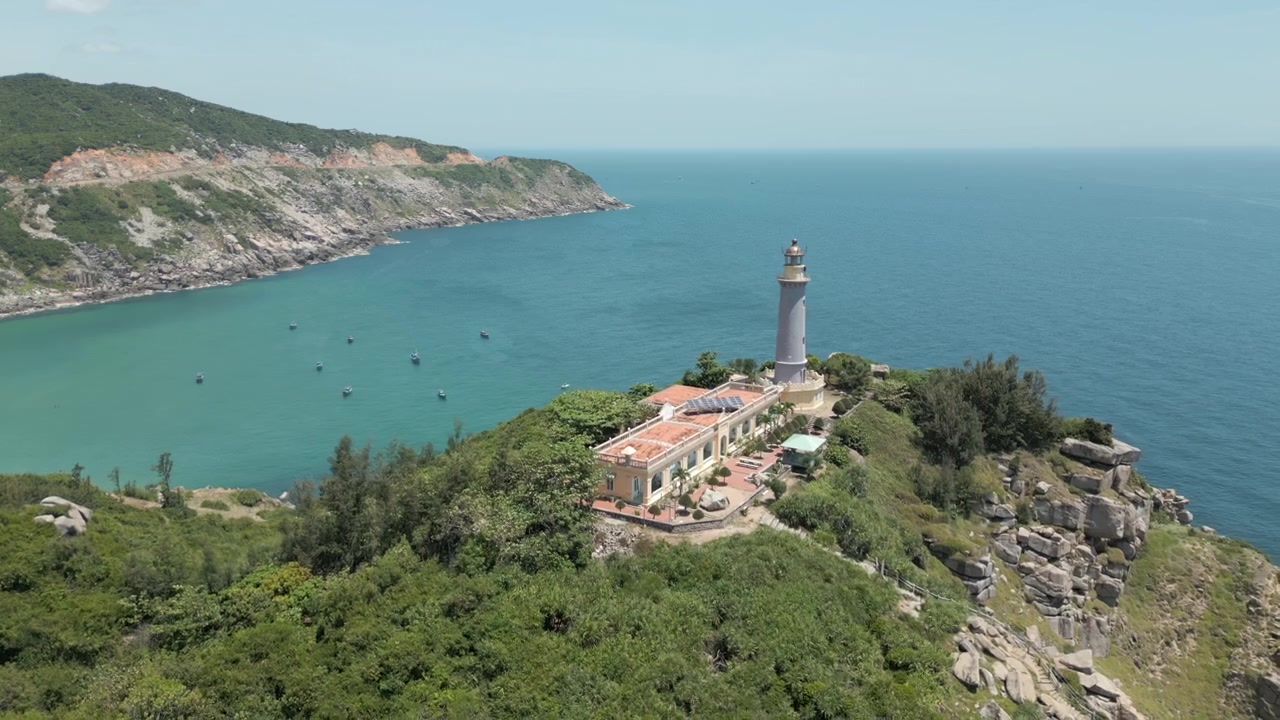 Mui Dien Kayalık Yarımadası, Dak Lak Eyaleti, İkonik Deniz Feneri ile Vietnam Drone Geri Takip 4K 60FPS