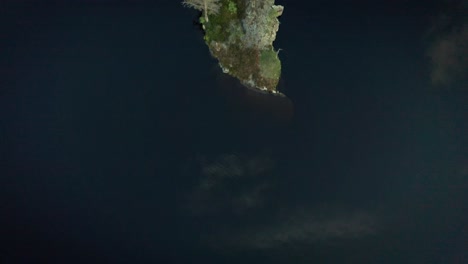 desde arriba hacia abajo sobre una isla de lago delgado con árboles en la remota noruega
