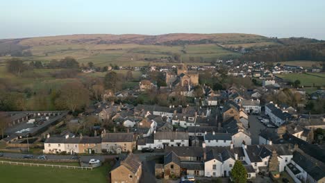 Zeitlupenclip-Des-Mittelalterlichen-Dorfes-Cartmel-In-Cumbria,-Das-Das-Historische-Priorat-Cartmel-Bei-Sonnenuntergang-An-Einem-Wintertag-Zeigt