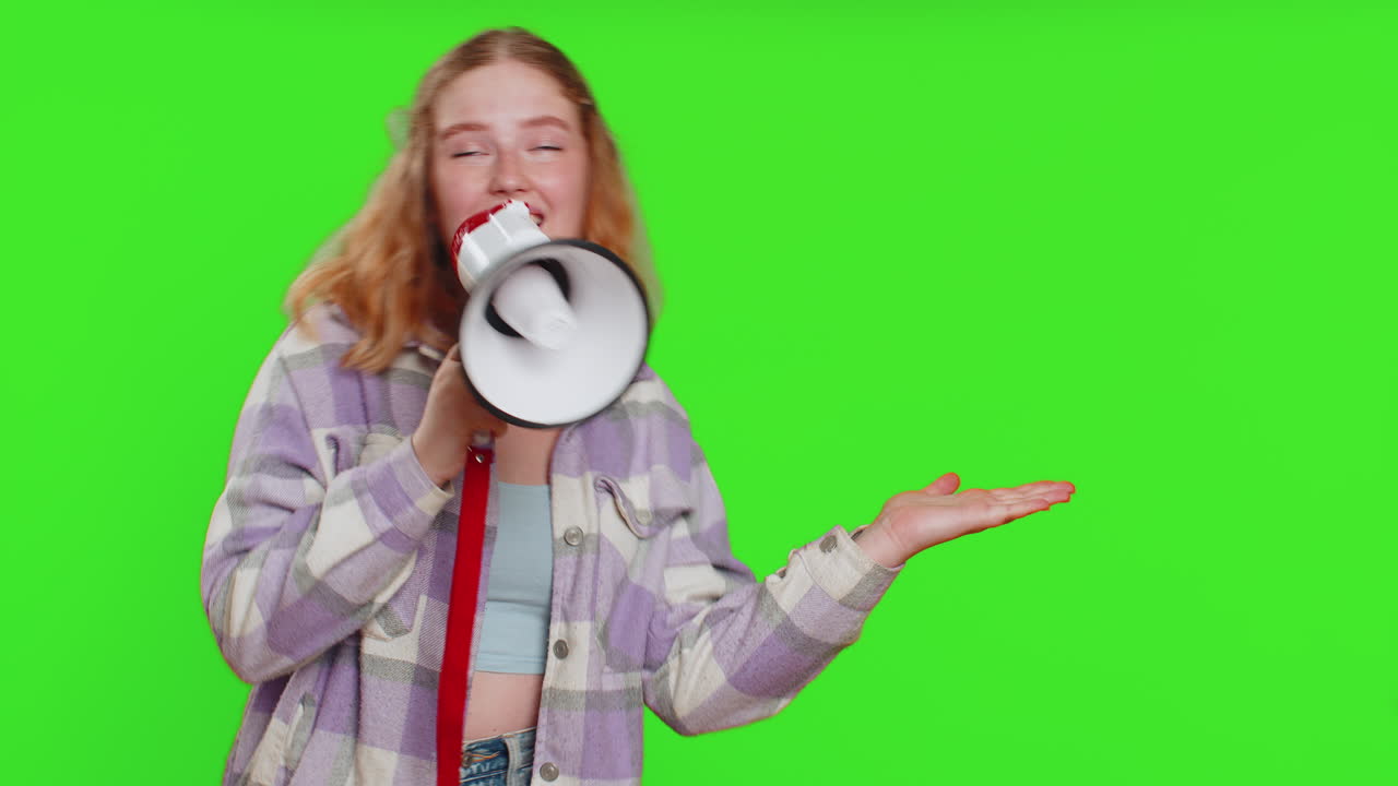 mujer hablando con megáfono proclamando noticias en voz alta anunciando anuncios descuentos venta