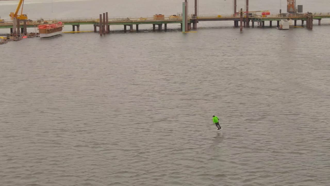 joven montando una tabla de hidroala