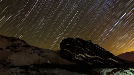 imágenes de lapso de tiempo del cielo nocturno de irán de la montaña en la nieve temporada de invierno en una fría medianoche helada en el castillo de alamut en la cordillera de alborz tierras altas de teherán y cielo estrellado galaxia de la vía láctea maravillosa toma escénica