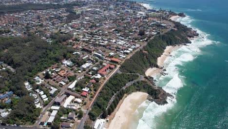 Vista-Superior-De-La-Playa-De-Flynns-Y-Los-Suburbios-En-Nueva-Gales-Del-Sur,-Australia---Disparo-De-Drones