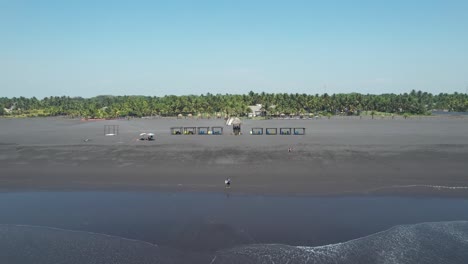 Ein-Atemberaubendes-Drohnenvideo,-Das-Die-Schönheit-Eines-Tropischen-Strandes-Aus-Einem-Einzigartigen-Blickwinkel-Einfängt-Und-Die-Sandküste,-Das-Kristallklare-Wasser-Und-Die-Atemberaubende-Landschaft-Zeigt