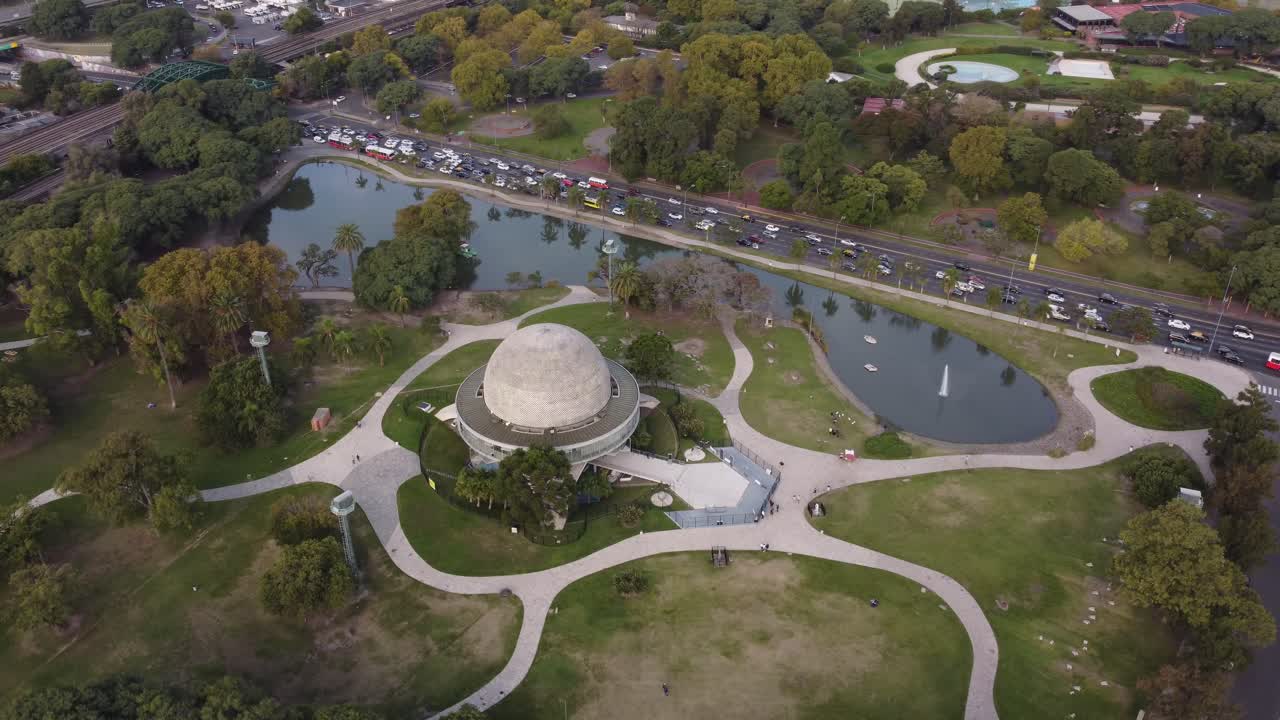 vista de pájaro del planetario galileo galilei en palermo park y la carretera muy transitada en la otra orilla de los lagos