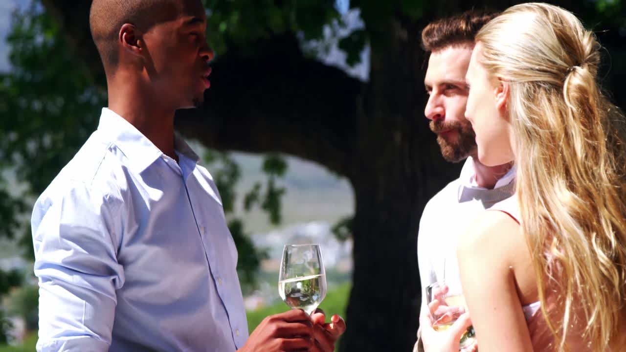 친구 들 이 식당 에서 함께 즐기고 있다