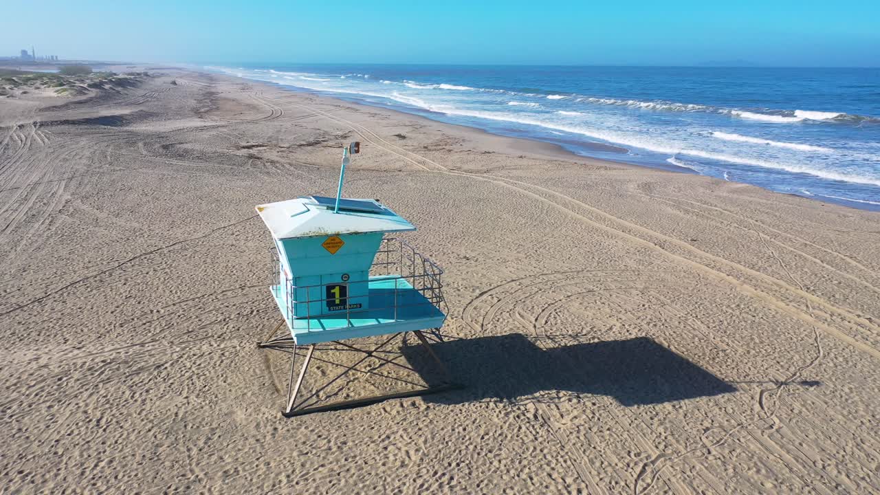 2020 - antena de la estación de salvavidas cerrada y playas abandonadas de ventura en el sur de california durante la epidemia de coronavirus covid-19 mientras la gente se queda en casa en masa 5