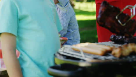 Padre-E-Hijo-Preparando-Comida-En-Barbacoa