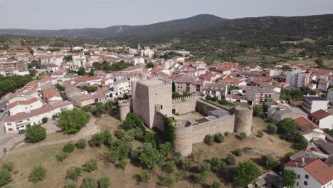 Castillo-de-la-Coracera,-a-medieval-fortress-in-San-Martín-de-Valdeiglesias,-Spain