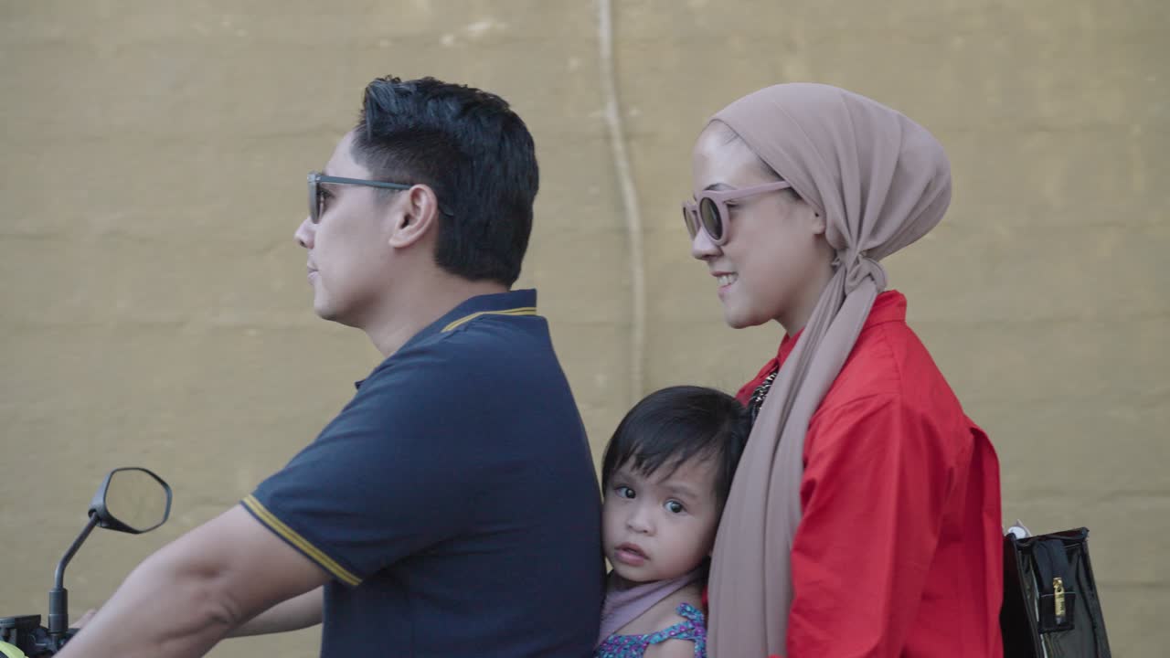 Keluarga Mengendarai Sepeda Motor