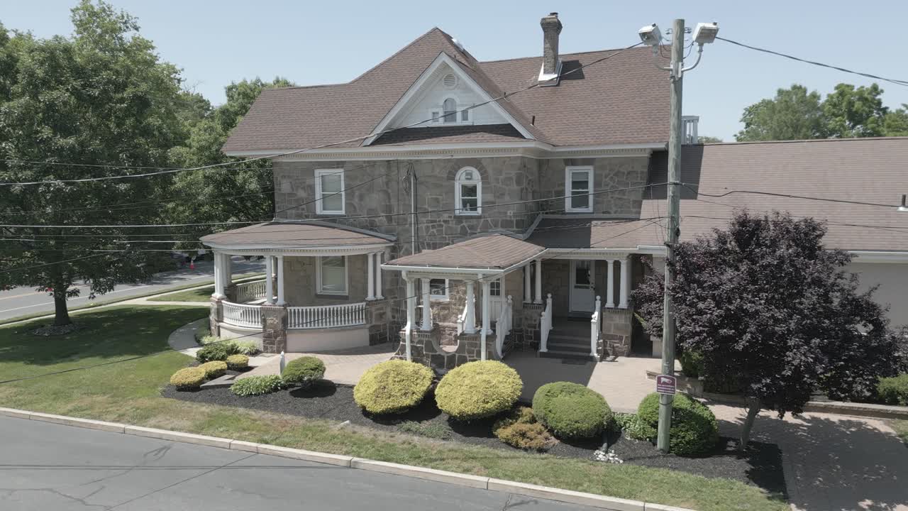 dron widok budynku w dźwigu kamery jak strzał