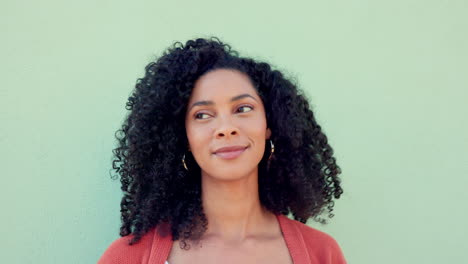 Manos-De-Mujer-Feliz-Juegan-Con-El-Pelo