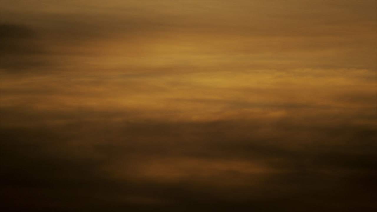 relajante vista del cielo durante la puesta de sol. lapso de tiempo