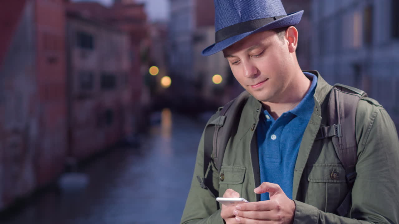 베네치아에서 휴대전화를 보는 관광객