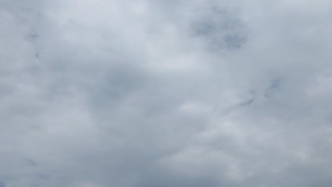 el cielo nublado