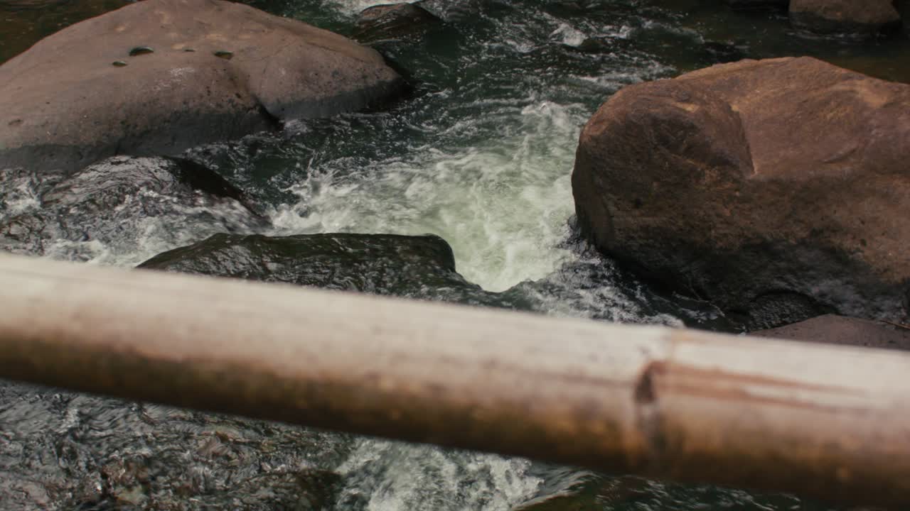 un río pacífico fluye debajo de un puente de madera