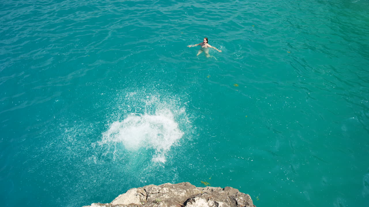 그녀의 자유로 뛰어들고