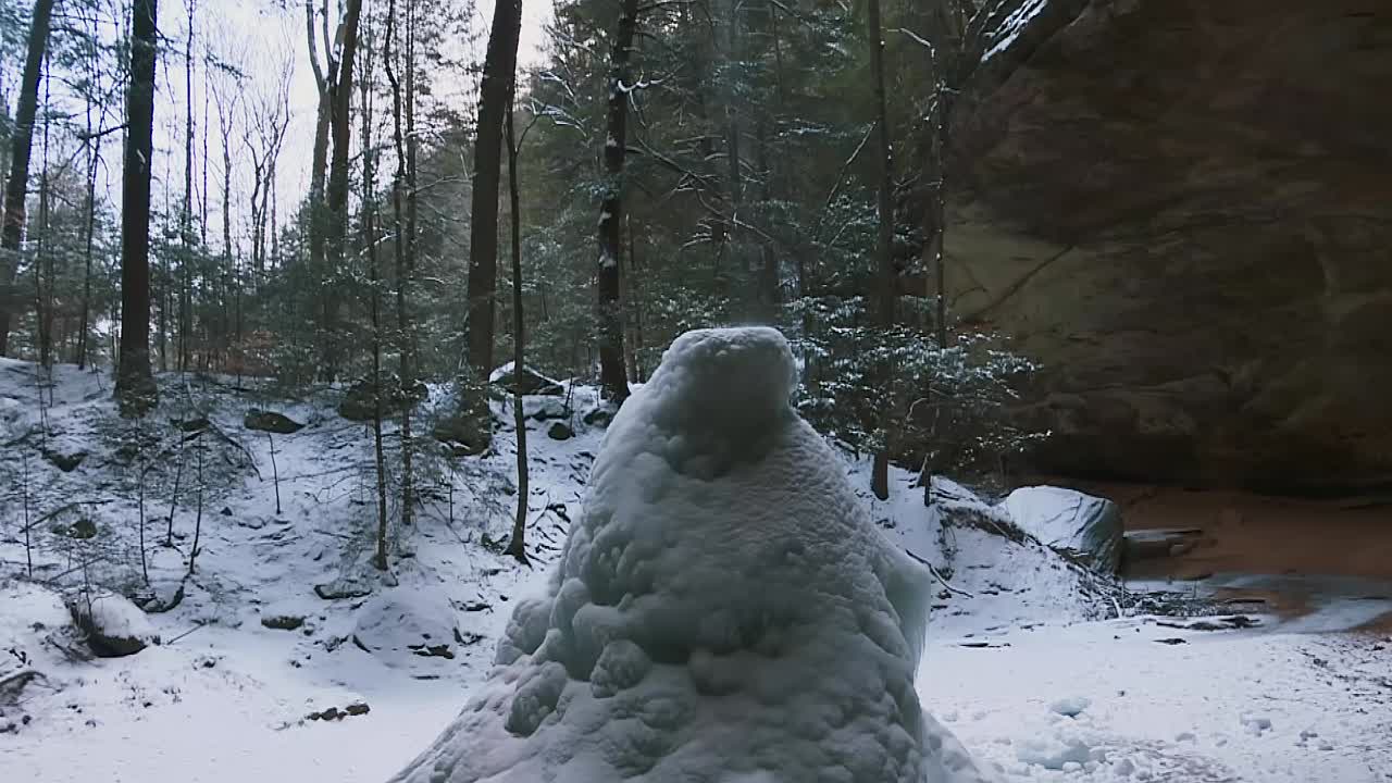 Ash Cave Buz Sarkıtı, Hocking Hills Eyalet Parkı'nda Kış Mevsiminde Popüler ve Gözlerden Uzak Bir Mağara, Bloomingville, Ohio, ABD