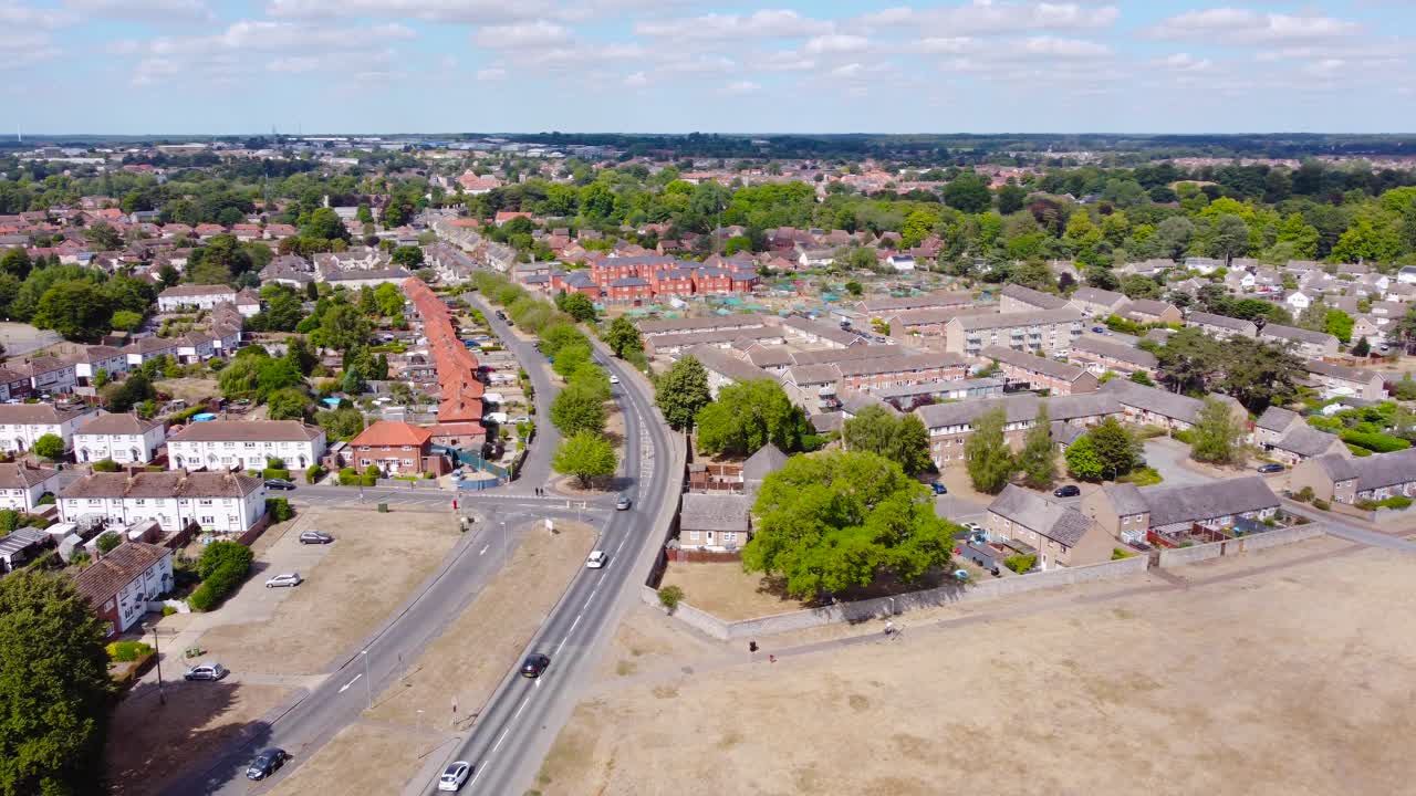 imágenes aéreas deslizándose hacia la derecha que revelan vehículos en movimiento y urbanizaciones en norfolk, inglaterra
