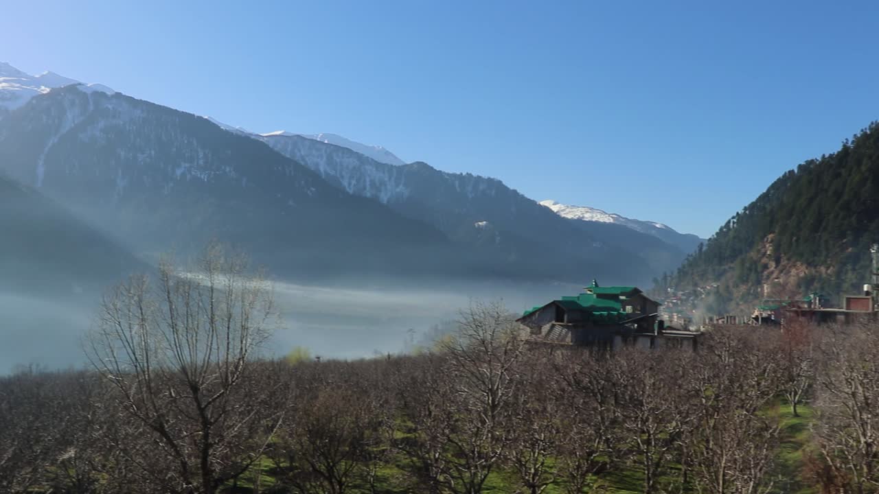 con nebbia di montagna a basso livello da un angolo piatto