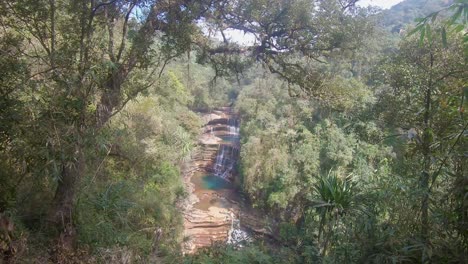 cascada natural de tres capas que cae desde la cima de la montaña en los bosques en el día desde el ángulo superior se toma un video en la cascada wei sadong cherrapunji meghalaya india