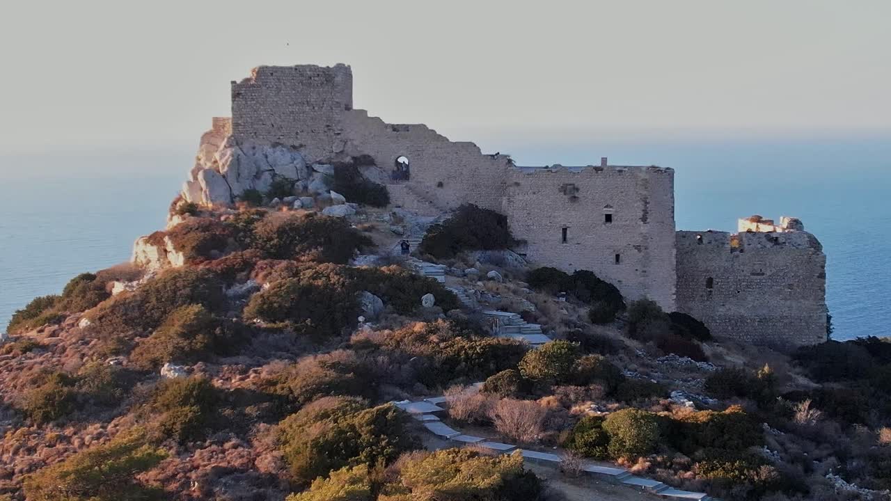 Resti di un castello su una collina a Rodi, in Grecia, durante il tramonto